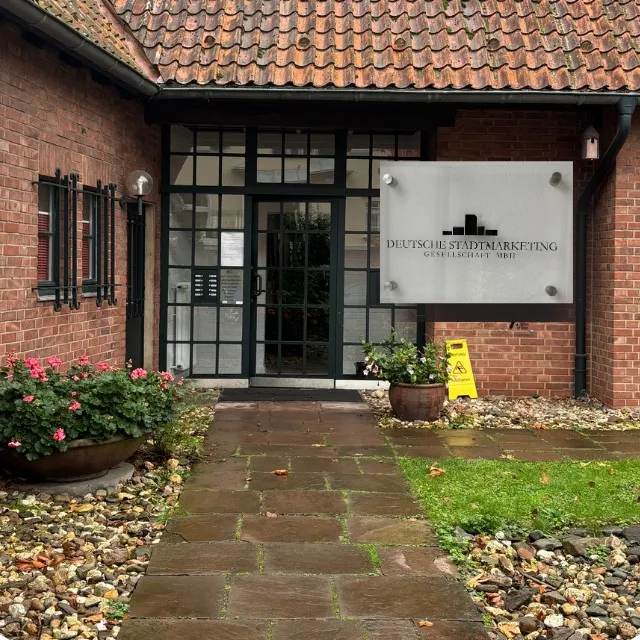 Eingang des Büros der Deutsche Stadtmarketing GmbH im Campus Sollbrüggen in Krefeld