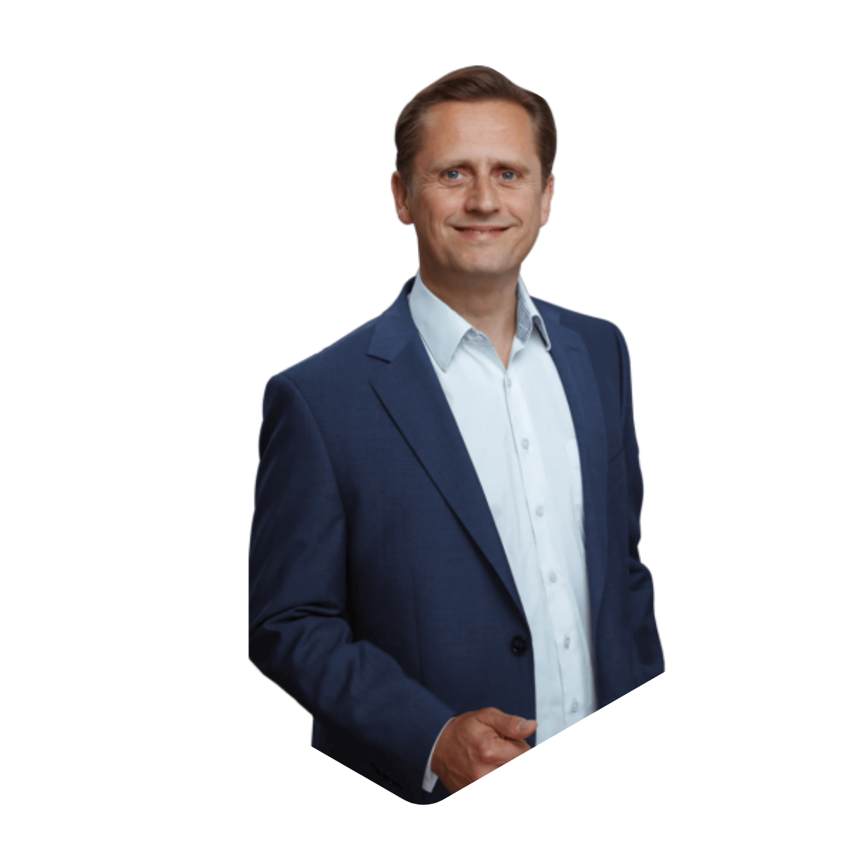 Geschäftlich gekleideter Mann in blauem Anzug und hellblauem Hemd steht lächelnd vor einem weißen Hintergrund mit sechseckigem Rahmen.